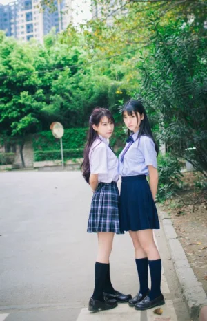 艺人校服篇----杉本麗奈；感觉像90年代的学生气息，西装马甲有点