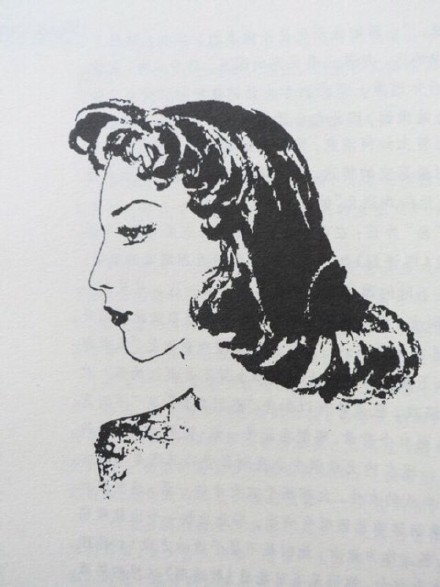 张爱玲的手绘。张爱玲为自己设计旗袍、行头；也给自己的书绘制封面，这些作品放到今天仍然不落俗套。