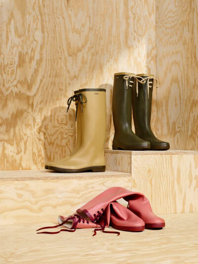 AIGLE 最新Rainpack 系列以 Miss Marion之名推出Rain boots，為女生添置雨季配備。每對橡膠靴均由Aigle大師級橡膠工匠於法國Châtellerault工場以人手製造，綁帶設置加上可摺疊式的橡膠質材，令靴款看起來更輕巧和方…