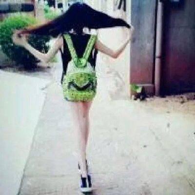 以为自己都看透，以为再见都是很久以后。偶然遇见愕然过，陪你一生的人竟不是我。