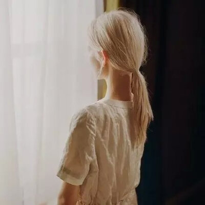 以为自己都看透，以为再见都是很久以后。偶然遇见愕然过，陪你一生的人竟不是我。