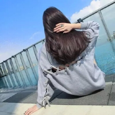 以为自己都看透，以为再见都是很久以后。偶然遇见愕然过，陪你一生的人竟不是我。