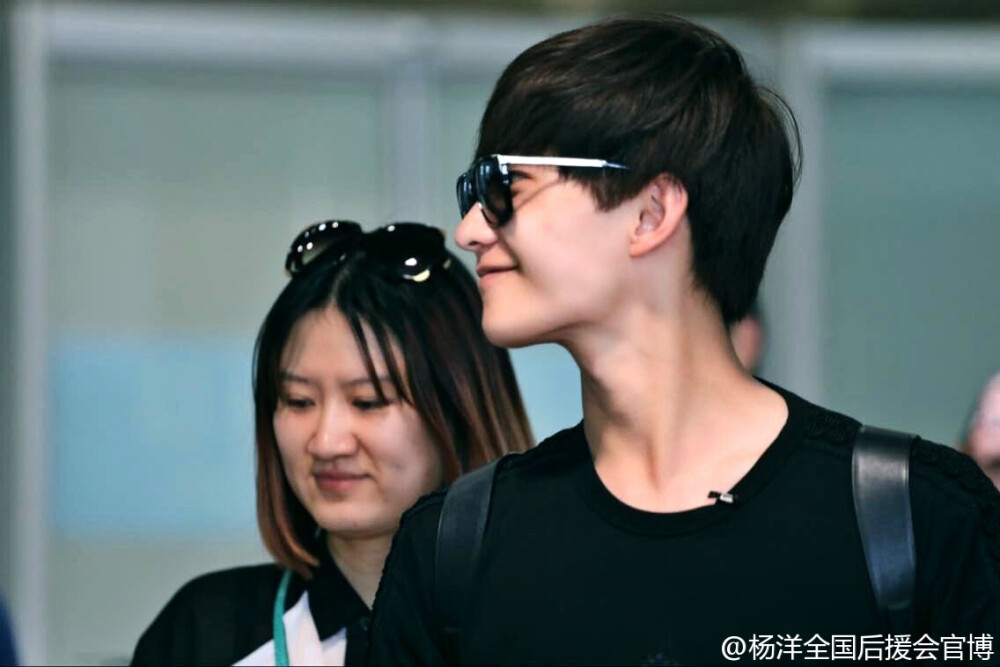 杨洋已跟随#花儿与少年#团今日顺利回国，鉴于个人接机的安全问题，和对杨洋本人的隐私保护，官方借此次机会，在北京官方群内第一次试行官方组织接机，效果良好，未来公开行程，亦会采取在官方地方群（各地会陆续组建）通知的方式；同时非公开行程，希望能够减少对他的打扰。@杨洋icon ，欢迎回家