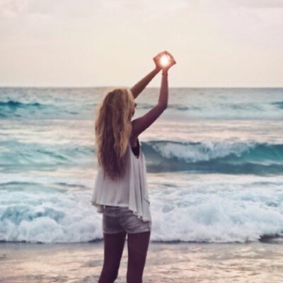 以为自己都看透，以为再见都是很久以后。偶然遇见愕然过，陪你一生的人竟不是我。