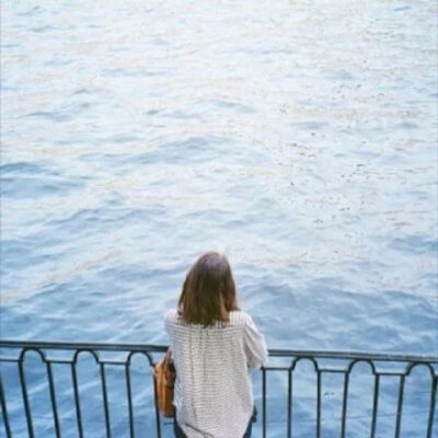 以为自己都看透，以为再见都是很久以后。偶然遇见愕然过，陪你一生的人竟不是我。