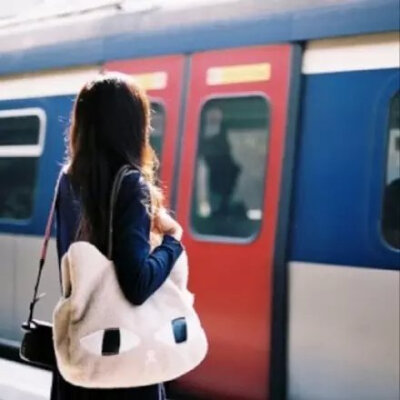 以为自己都看透，以为再见都是很久以后。偶然遇见愕然过，陪你一生的人竟不是我。