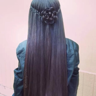 以为自己都看透，以为再见都是很久以后。偶然遇见愕然过，陪你一生的人竟不是我。