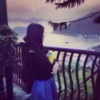 以为自己都看透，以为再见都是很久以后。偶然遇见愕然过，陪你一生的人竟不是我。