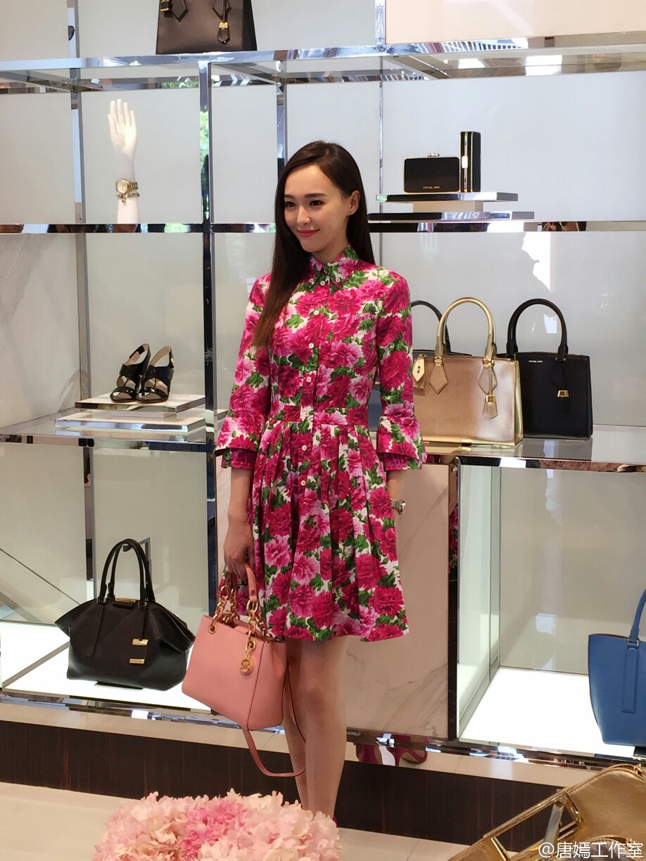 #唐嫣 成都太古里，MichaelKors 开幕剪彩嘉宾，图自微博，logo可见，侵删。