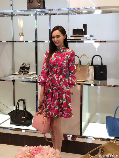 #唐嫣 成都太古里，MichaelKors 开幕剪彩嘉宾，图自微博，logo可见，侵删。