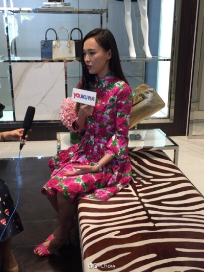 #唐嫣 成都太古里，MichaelKors 开幕剪彩嘉宾，图自微博，logo可见，侵删。