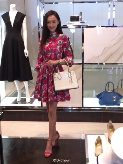 #唐嫣 成都太古里，MichaelKors 开幕剪彩嘉宾，图自微博，logo可见，侵删。