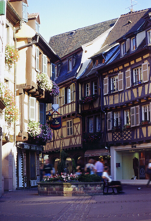 Colmar, Alsace, France (by Zaffiro&amp;amp;Acciaio Marco Ferrari)。科尔马是法国东北部阿尔萨斯的一个小镇，地处平原，重要的葡萄酒市场。有铁路经过，设有纺织工业学校。科尔马是最浪漫的地区之一，因其境内运河和花船而得名。从桥上可以看到以前船夫和洗衣店在水中的倒影，景色美丽。动画电影《哈尔的移动城堡》中的小镇原型就是法国的科尔马。