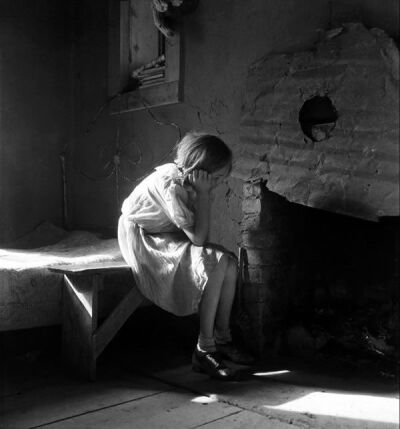 孤独迷惘女孩黑白摄影