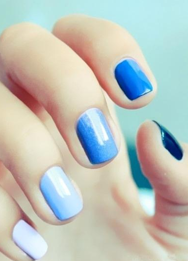 蓝色美甲