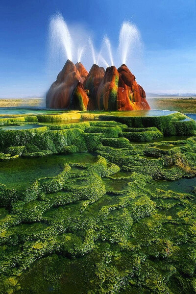 美国内华达州的飞喷泉（Fly Geyser）,位于美国内华达州黑岩沙漠内古湖的干涸湖床，那里有众多的间歇喷泉。象火山爆发和地震一样，间歇喷泉和温泉等都是隐匿于地表之下巨大能量的释放窗口。高高的锥形喷泉口是由于泉…