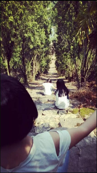  我多了些这个年纪不该有的消沉 少了些本有的快乐