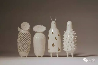 Sophie Woodrow从小就喜欢粘土，大学选择了英国法尔茅斯大学陶瓷专业。毕业后，开始独立的艺术之路。 Sophie试图通过这组名字为美丽的畸形人（Beautiful Freaks）的陶瓷雕塑作品，来探索人与自然，作品中的动物都可…