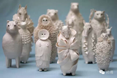 Sophie Woodrow从小就喜欢粘土，大学选择了英国法尔茅斯大学陶瓷专业。毕业后，开始独立的艺术之路。 Sophie试图通过这组名字为美丽的畸形人（Beautiful Freaks）的陶瓷雕塑作品，来探索人与自然，作品中的动物都可…