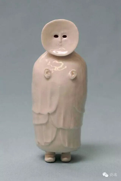 Sophie Woodrow从小就喜欢粘土，大学选择了英国法尔茅斯大学陶瓷专业。毕业后，开始独立的艺术之路。 Sophie试图通过这组名字为美丽的畸形人（Beautiful Freaks）的陶瓷雕塑作品，来探索人与自然，作品中的动物都可…