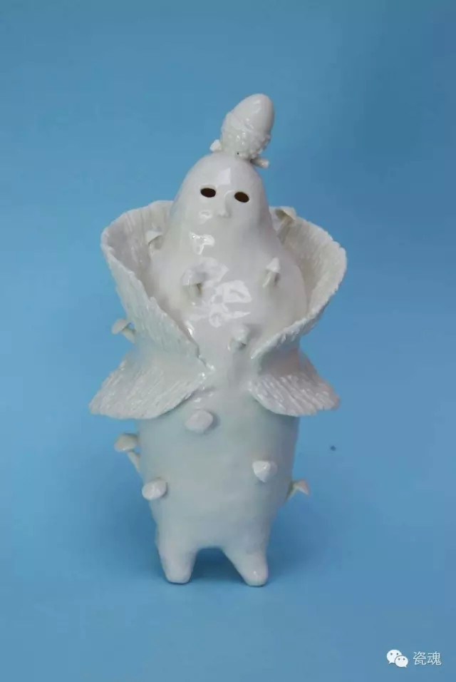 Sophie Woodrow从小就喜欢粘土，大学选择了英国法尔茅斯大学陶瓷专业。毕业后，开始独立的艺术之路。 Sophie试图通过这组名字为美丽的畸形人（Beautiful Freaks）的陶瓷雕塑作品，来探索人与自然，作品中的动物都可以直立起来，并类似于人形，既怪诞又充满想象。