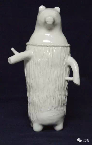 Sophie Woodrow从小就喜欢粘土，大学选择了英国法尔茅斯大学陶瓷专业。毕业后，开始独立的艺术之路。 Sophie试图通过这组名字为美丽的畸形人（Beautiful Freaks）的陶瓷雕塑作品，来探索人与自然，作品中的动物都可以直立起来，并类似于人形，既怪诞又充满想象。