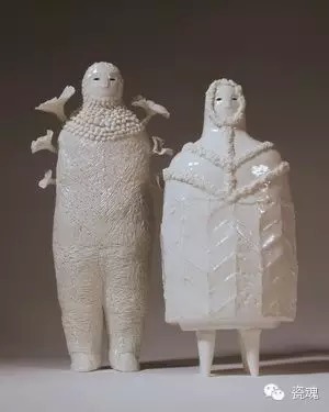 Sophie Woodrow从小就喜欢粘土，大学选择了英国法尔茅斯大学陶瓷专业。毕业后，开始独立的艺术之路。 Sophie试图通过这组名字为美丽的畸形人（Beautiful Freaks）的陶瓷雕塑作品，来探索人与自然，作品中的动物都可…