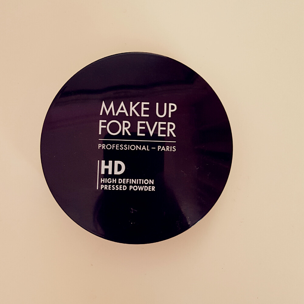 #安利好货#make up forever的蜜粉饼，粉质很细。通常我用它定妆用，适合夏天使用。