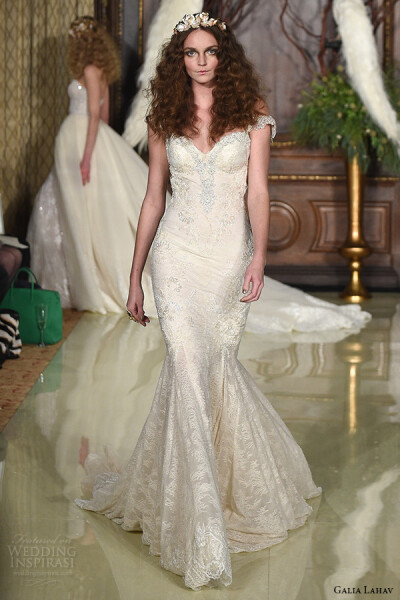 高级婚纱定制品牌 Galia Lahav 于纽约婚纱周发布2016春夏婚纱系列，本季设计灵感来自一个放荡不羁的童话，梦幻般的迷人轮廓和背部线条，缥缈柔和的带给我们更加浪漫的审美。一颗颗闪闪发光的珠宝装饰在每一件婚纱上…