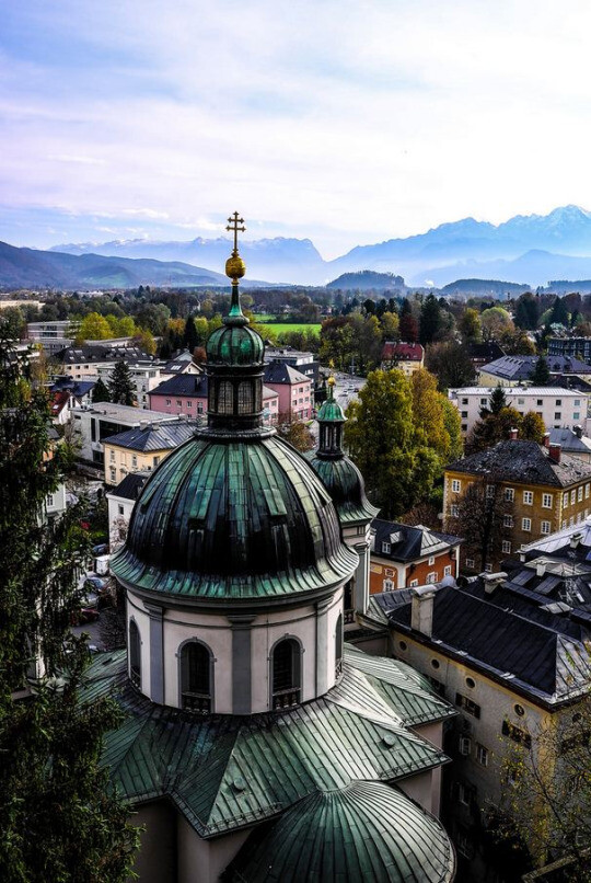 Salzburg ,Austria (by Andrey Leontiev)。萨尔茨堡，是奥地利共和国萨尔茨堡州的首府，位于奥地利的西部，是继维也纳、格拉茨和林茨之后的奥地利第四大城市。城市历史悠久，据史料记载，萨尔茨堡是现今奥地利管辖地域内历史最悠久的城市，城市建筑风格以巴洛克为主。萨尔茨堡还是是音乐天才莫扎特的出生地和指挥家赫伯特·冯·卡拉扬的故乡，电影《音乐之声》的拍摄地，在1996年被联合国教科文组织列入世界遗产名录。