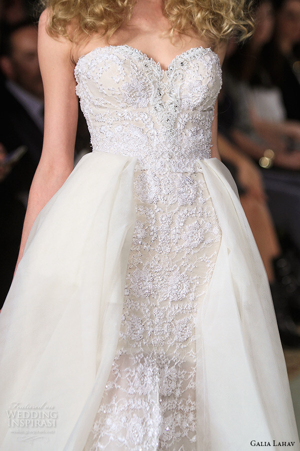 高级婚纱定制品牌 Galia Lahav 于纽约婚纱周发布2016春夏婚纱系列，本季设计灵感来自一个放荡不羁的童话，梦幻般的迷人轮廓和背部线条，缥缈柔和的带给我们更加浪漫的审美。一颗颗闪闪发光的珠宝装饰在每一件婚纱上，每一件婚纱都带给我们一种梦幻的错觉。