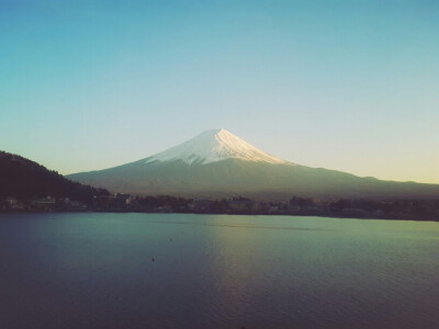 远处 富士山 壁纸