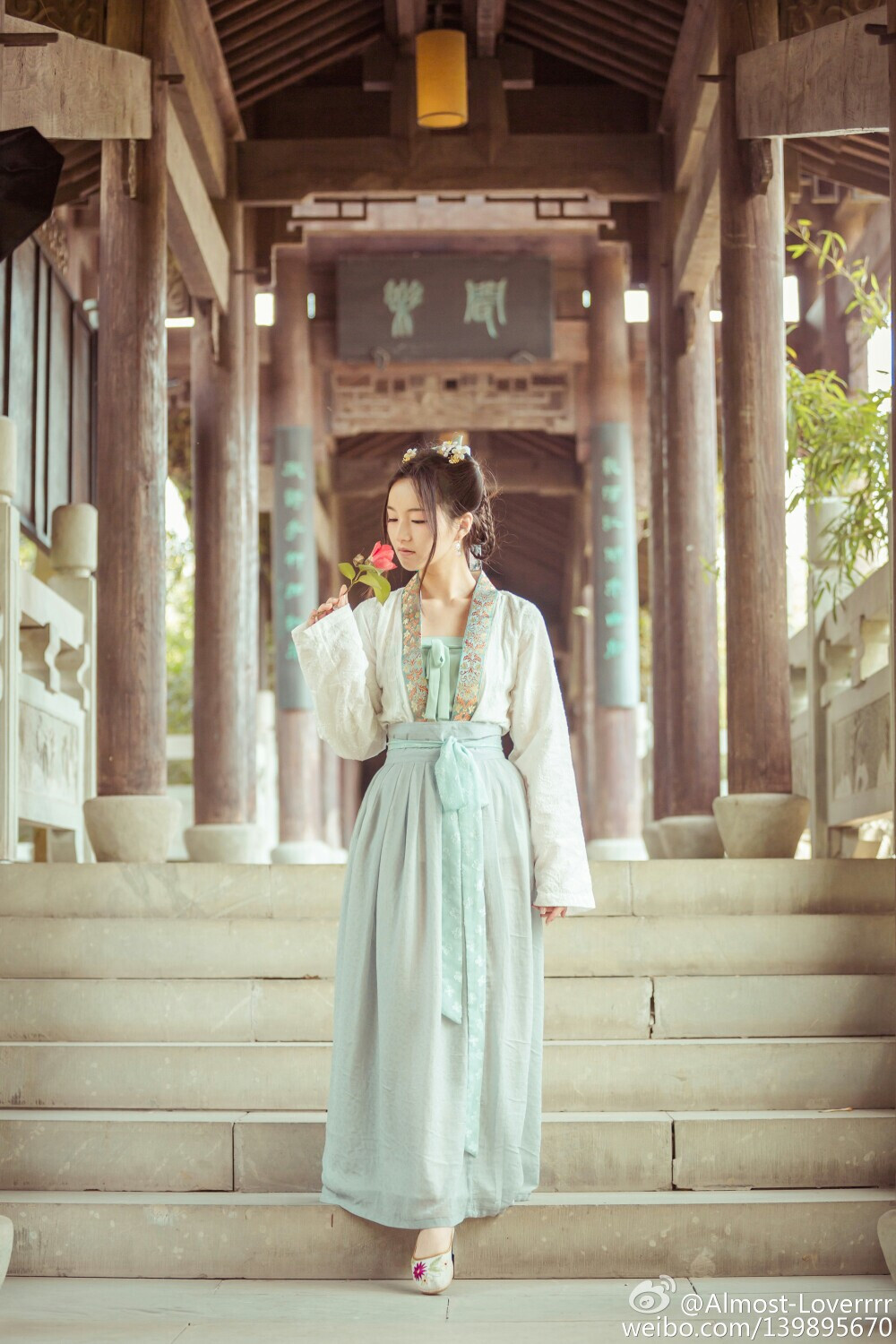 【大菇凉】【岂曰无衣 与子同袍】汉服 同袍 摄影 汉家衣裳 形制 袖制 摄影 气质 意境 唯美 齐腰襦裙 「春水初生，春林初盛，春风十里，不如你」出镜&amp;amp;妆面：原po；发型：@沐a浅浅；摄影&amp;amp;后期：@沈小晗Alexander；摄于：西溪洪园。