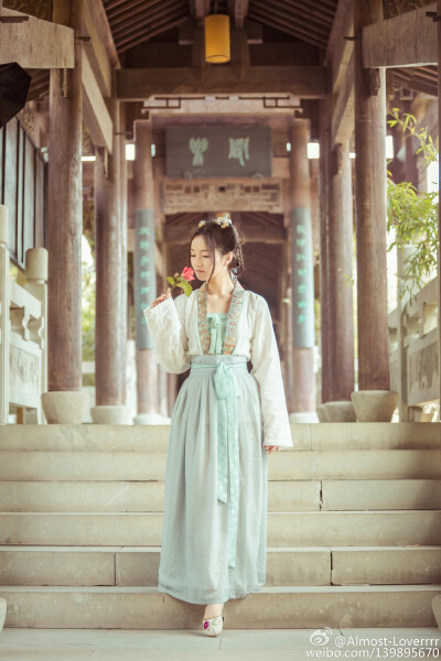 【大菇凉】【岂曰无衣 与子同袍】汉服 同袍 摄影 汉家衣裳 形制 袖制 摄影 气质 意境 唯美 齐腰襦裙 「春水初生，春林初盛，春风十里，不如你」出镜&amp;amp;妆面：原po；发型：@沐a浅浅；摄影&amp;amp;后期：@沈小…