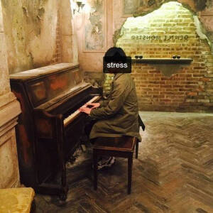 男头  侧脸  弹钢琴