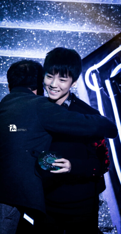 #王俊凯# #TFBOYS# 141206尖叫2015爱奇艺之夜cr：颓阿姨