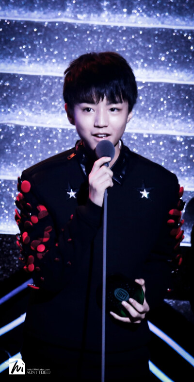#王俊凯# #TFBOYS# 141206尖叫2015爱奇艺之夜cr：颓阿姨