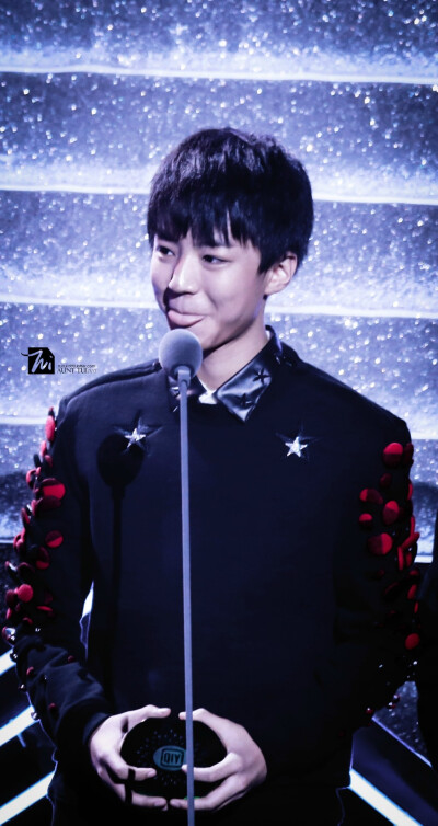 #王俊凯# #TFBOYS# 141206尖叫2015爱奇艺之夜cr：颓阿姨