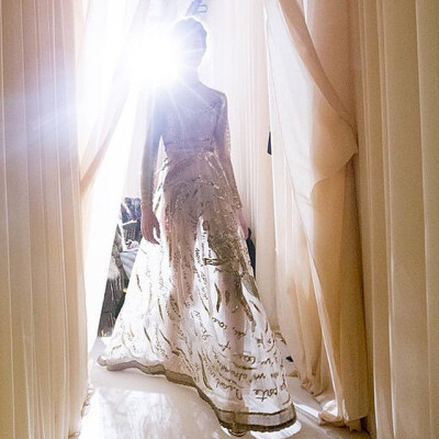 Valentino 2015春夏高级定制，巴黎时装周秀场细节，本次Valentino的设计主题是“爱”，仙女与仙裙从这里诞生