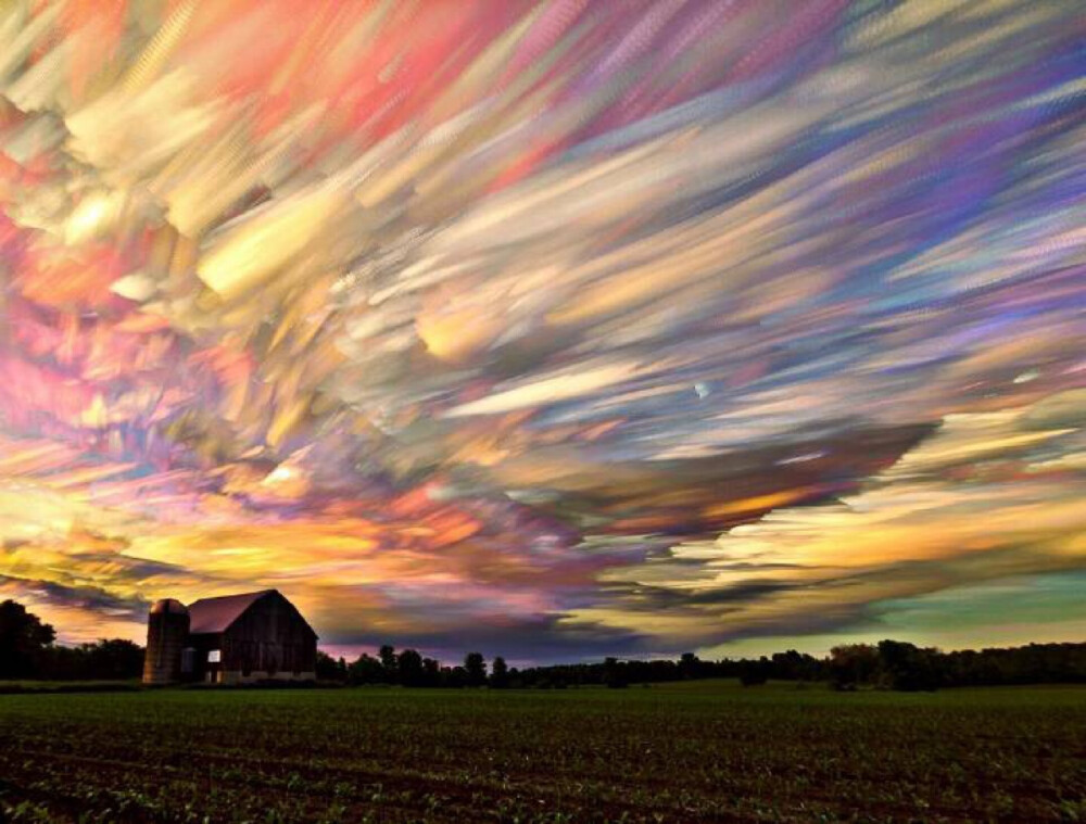 上帝用画笔在天空中涂上了缤纷的色彩。摄影师Matt Molloy用延时摄影和多重曝光的方式拍摄了这些照片。