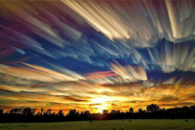 上帝用画笔在天空中涂上了缤纷的色彩。摄影师Matt Molloy用延时摄影和多重曝光的方式拍摄了这些照片。