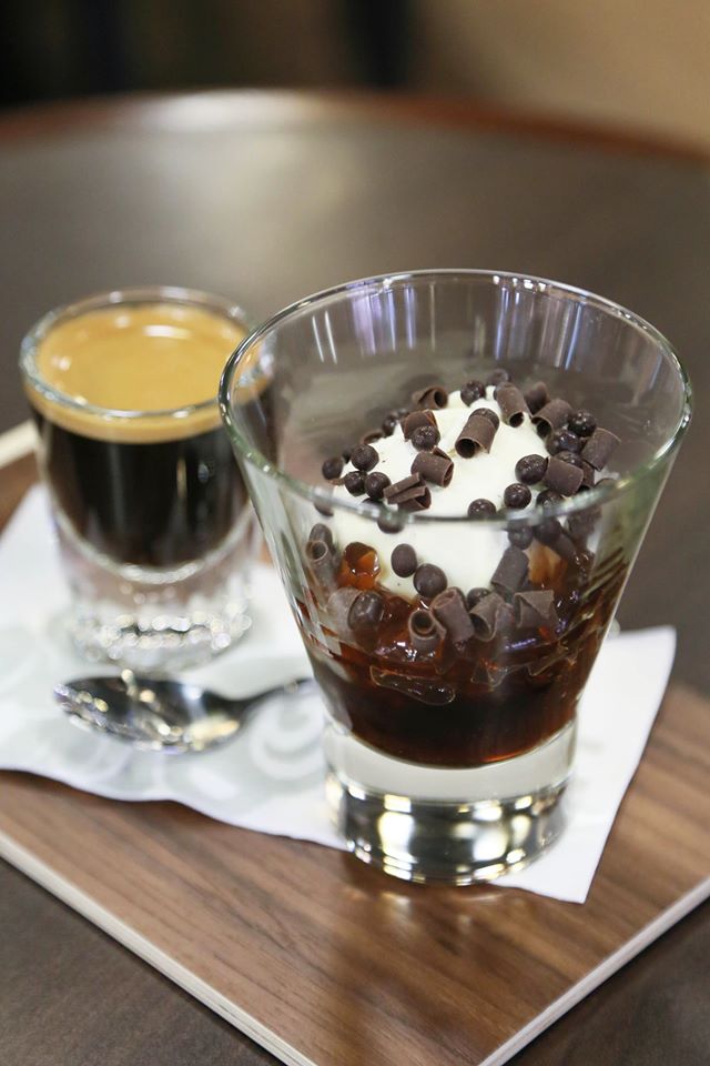 Pacific Coffee ‪#‎Affogato‬ 雪糕咖啡登場! Affogato在意大利文中意指「浸沒」既意思，獨有既18/25 Altura Affogato，每一口都是入口即溶既香滑 ‪#‎Movenpick‬ 雪糕，搭配濃郁既朱古力奶或濃縮咖啡,享受層次提升既口感!