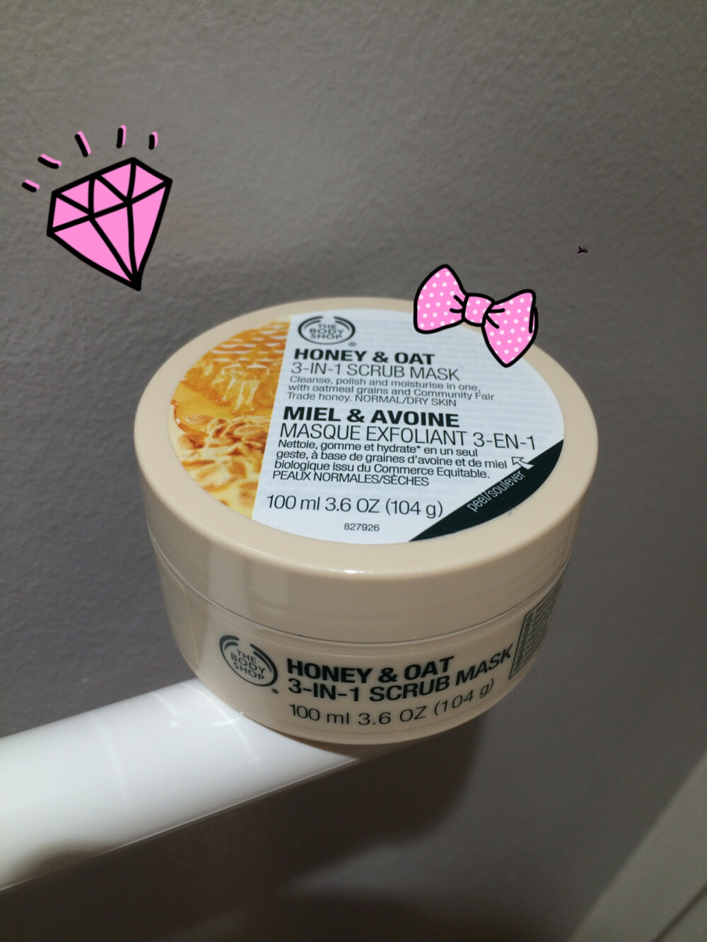 The body shop 家的蜂蜜燕麦去角质面膜，味道甜甜的很好闻，真材实料看得到燕麦颗粒，刚涂上去有微灼热感，冲洗干净后脸蛋明显的光滑……个人觉得对去黑鼻头方面有一定效果