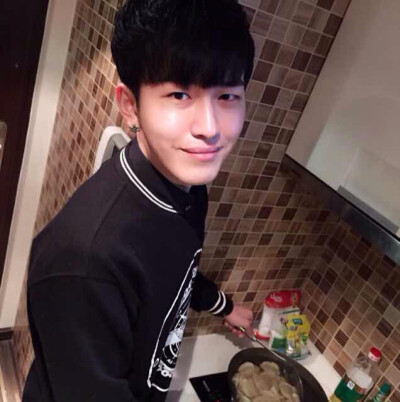 锤锤男神发的照片里最喜欢这张，帅爆了（≧∇≦）