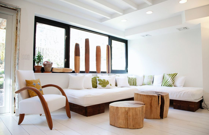 实木家具一直是我们比较追求的东西，所以如果能够把这些东西给展现出来，那么我们是完全可以更好的把握家装过程当中的主线。现在我们来好好看看家居设计的颜色就知道了，原木色和雪白色的呼应，雪白色和深色的相互对比，一点都没有矛盾感的设计，还有弯曲形状的休闲椅，空间的设计当然是可以的。