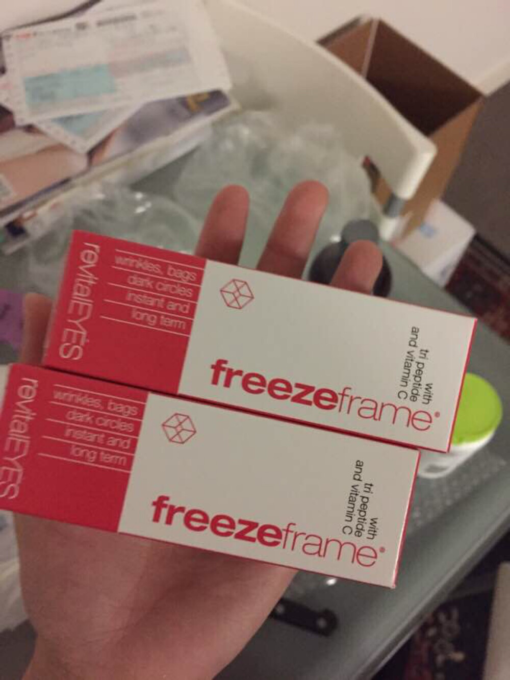 Freezeframe眼霜 拯救了我从高中带出去的黑眼圈，而且特别好推开，开始涂的时候很滋润，一周多就对黑眼圈有效果，好物一生推呀