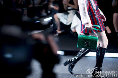 相信看过#Louis Vuitton#2015年春夏女装秀的，都会被秀场上极富未来感的氛围所震撼，在由艺术大师Frank Gehry打造的Fondation Louis Vuitton内，有诸多的“不可思议”在上演。