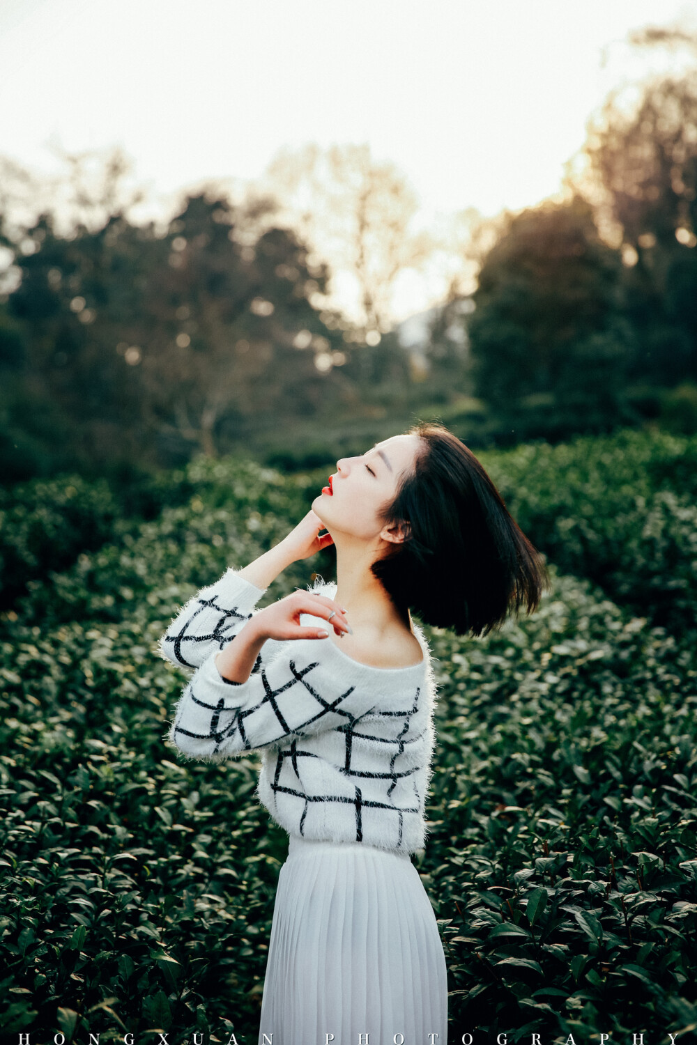 情人节那天微微的一丝逆光 摄影：洪小漩 出镜：妮妮 这大概是去年年底最后的几张片子了，因为太碎，一直没有发。 就我个人而言，我喜欢妮妮在这组照片里面的模样。 自由，放肆，随随便便一甩，好像将灵魂一并甩了出去。