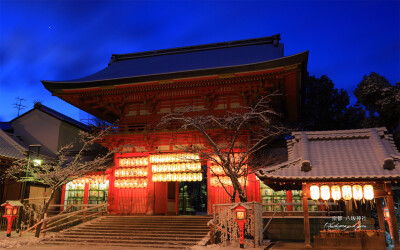 在进入神社前，会有神社附属建筑--楼門，夜晚提灯亮起，配合红色古典建筑物，有种大唐的感觉。