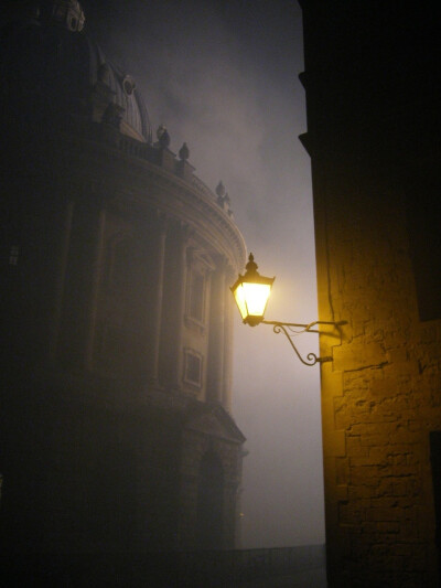 牛津与伦敦：像一场突如其来的爱情——Radcliffe Camera in the fog